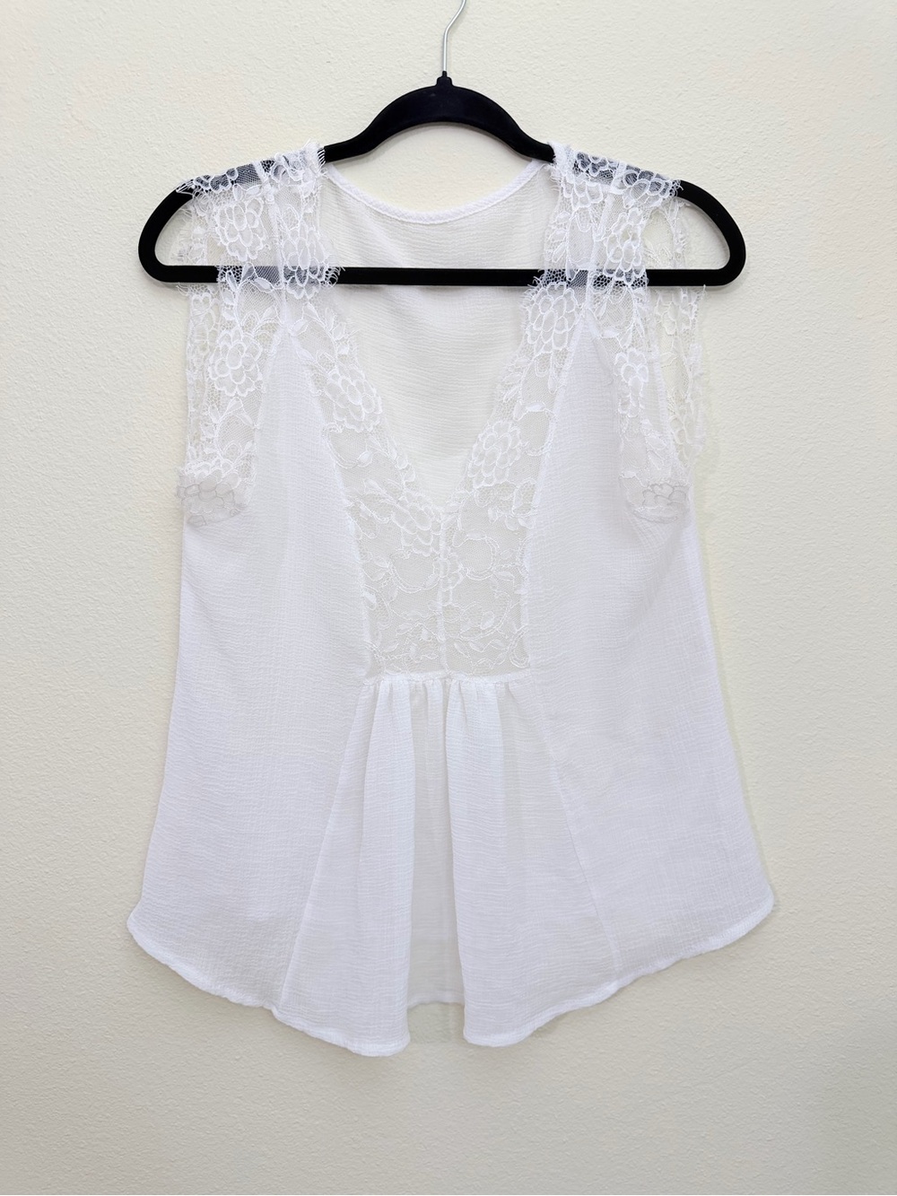White Lace V-Neck Sleeveless Blouse